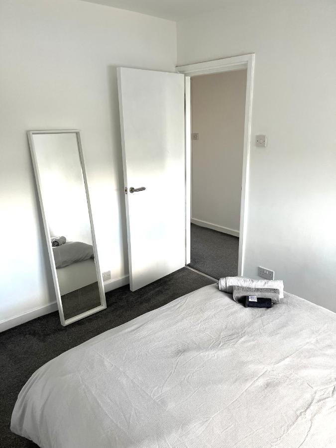 Recently Refurbished 15 Mins From Centre Apartment *
